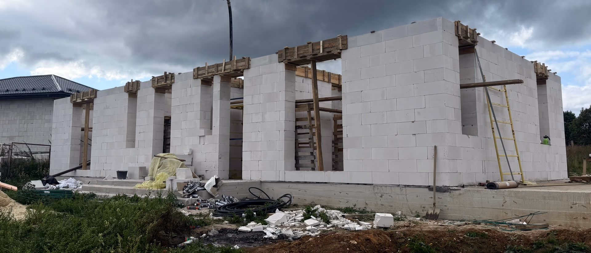 Коробка дома из газобетона с проёмами и деревянной опалубкой перемычек